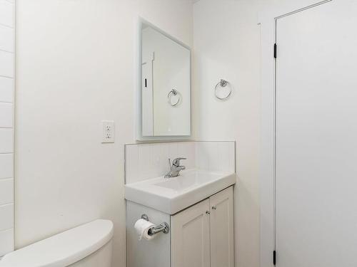 9604/9606 124 Avenue, Edmonton, AB - Indoor Photo Showing Bathroom