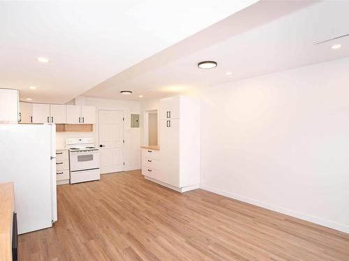 9604/9606 124 Avenue, Edmonton, AB - Indoor Photo Showing Kitchen