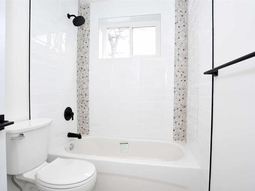 9604/9606 124 Avenue, Edmonton, AB - Indoor Photo Showing Bathroom