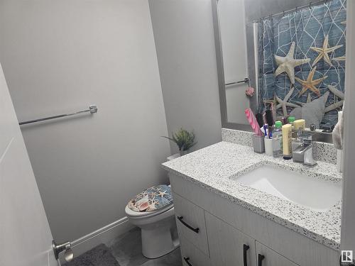 8131 Orchards Green, Edmonton, AB - Indoor Photo Showing Bathroom