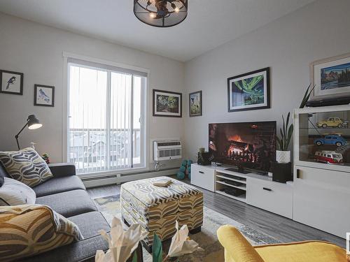 423 812 Welsh Drive, Edmonton, AB - Indoor Photo Showing Living Room