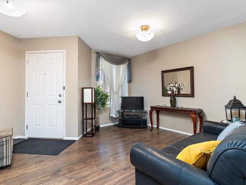 21027 92 Avenue, Edmonton, AB - Indoor Photo Showing Living Room