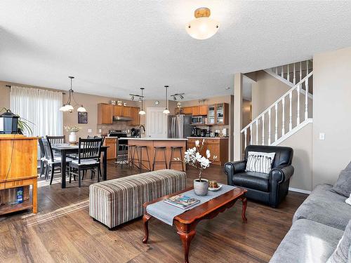 21027 92 Avenue, Edmonton, AB - Indoor Photo Showing Living Room