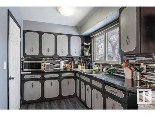 9513 Sherridon Drive, Fort Saskatchewan, AB - Indoor Photo Showing Kitchen