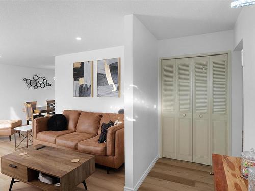 8504 138 Avenue, Edmonton, AB - Indoor Photo Showing Living Room