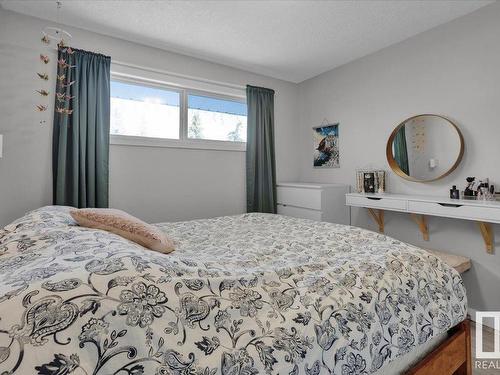 13424 137 Street, Edmonton, AB - Indoor Photo Showing Bedroom