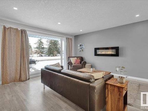 13424 137 Street, Edmonton, AB - Indoor Photo Showing Living Room