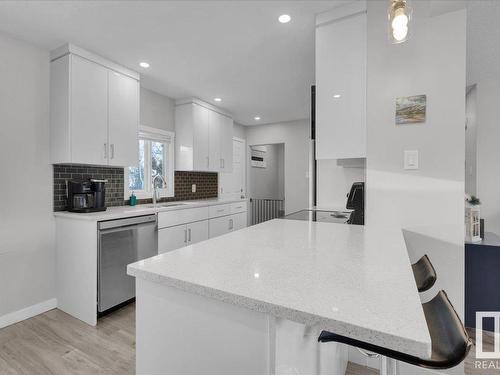 13424 137 Street, Edmonton, AB - Indoor Photo Showing Kitchen With Upgraded Kitchen