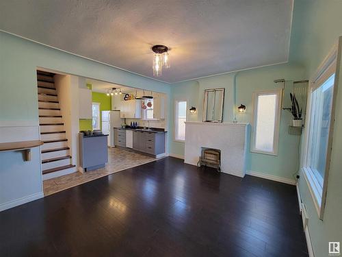 11221 90 Street, Edmonton, AB - Indoor Photo Showing Living Room