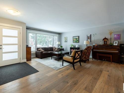 11207 58 Avenue, Edmonton, AB - Indoor Photo Showing Living Room