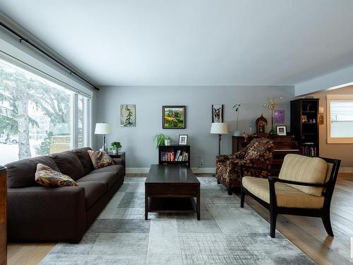 11207 58 Avenue, Edmonton, AB - Indoor Photo Showing Living Room