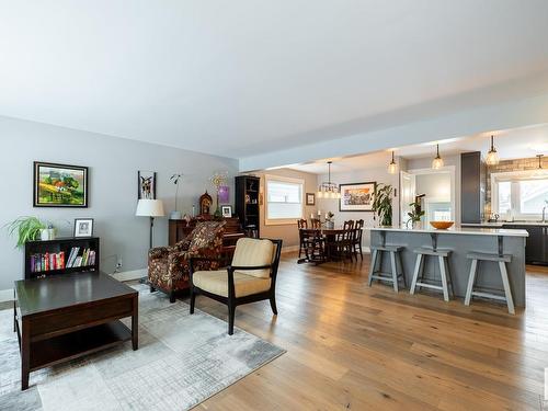 11207 58 Avenue, Edmonton, AB - Indoor Photo Showing Living Room