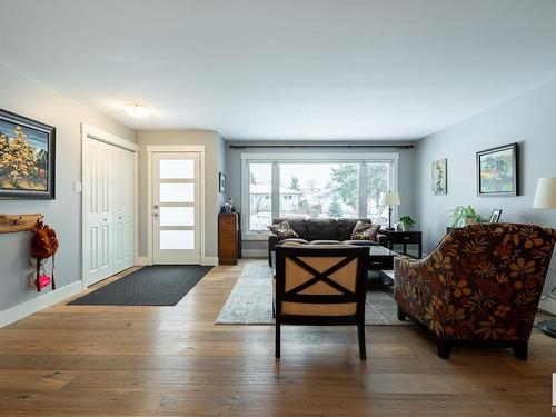 11207 58 Avenue, Edmonton, AB - Indoor Photo Showing Living Room