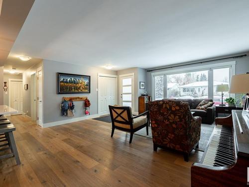 11207 58 Avenue, Edmonton, AB - Indoor Photo Showing Living Room