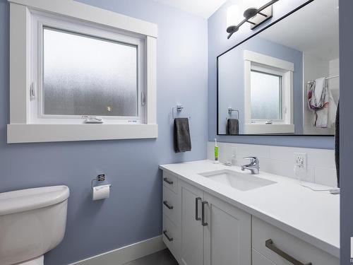 11207 58 Avenue, Edmonton, AB - Indoor Photo Showing Bathroom