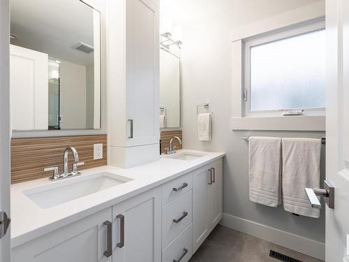 11207 58 Avenue, Edmonton, AB - Indoor Photo Showing Bathroom