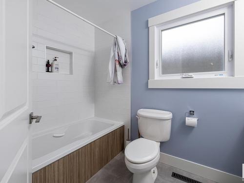 11207 58 Avenue, Edmonton, AB - Indoor Photo Showing Bathroom