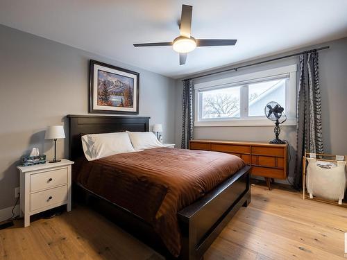 11207 58 Avenue, Edmonton, AB - Indoor Photo Showing Bedroom