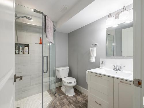 11207 58 Avenue, Edmonton, AB - Indoor Photo Showing Bathroom