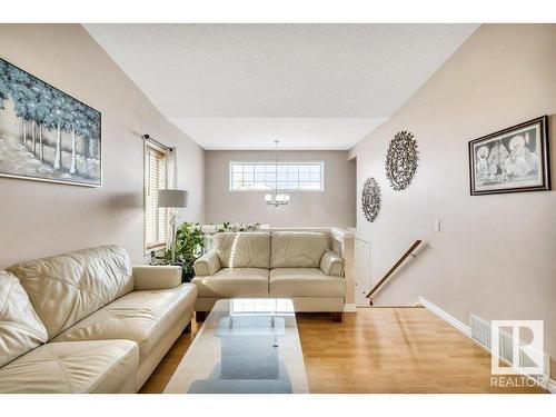 174 Ward Crescent, Edmonton, AB - Indoor Photo Showing Living Room