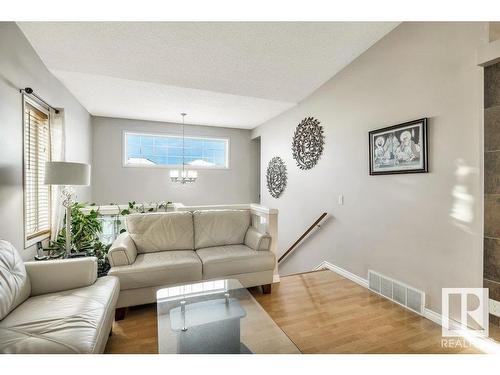 174 Ward Crescent, Edmonton, AB - Indoor Photo Showing Living Room