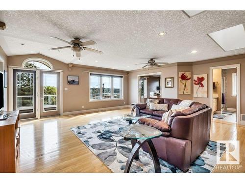 5508 Ada Boulevard, Edmonton, AB - Indoor Photo Showing Living Room