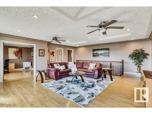 5508 Ada Boulevard, Edmonton, AB - Indoor Photo Showing Living Room