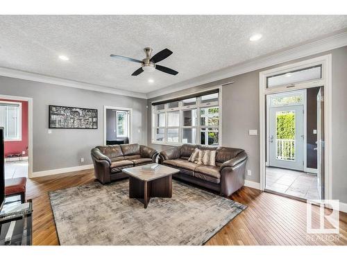 5508 Ada Boulevard, Edmonton, AB - Indoor Photo Showing Living Room