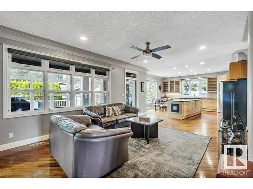 5508 Ada Boulevard, Edmonton, AB - Indoor Photo Showing Living Room