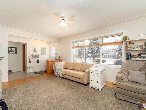 6816 100 Avenue, Edmonton, AB - Indoor Photo Showing Living Room