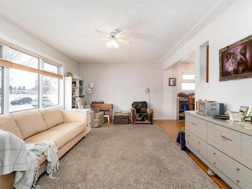 6816 100 Avenue, Edmonton, AB - Indoor Photo Showing Living Room