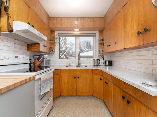 6816 100 Avenue, Edmonton, AB - Indoor Photo Showing Kitchen