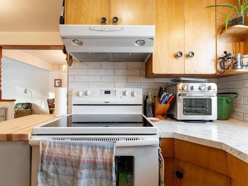 6816 100 Avenue, Edmonton, AB - Indoor Photo Showing Kitchen