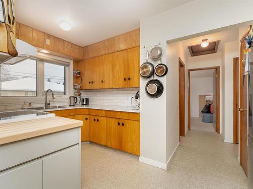 6816 100 Avenue, Edmonton, AB - Indoor Photo Showing Kitchen