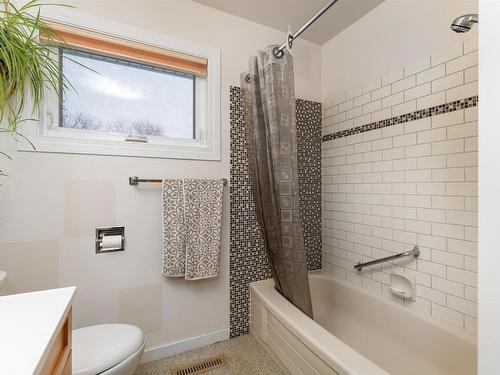 6816 100 Avenue, Edmonton, AB - Indoor Photo Showing Bathroom