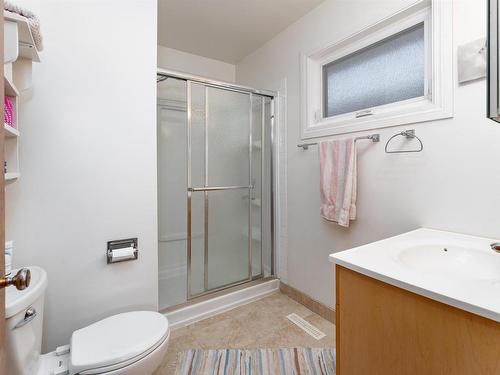 6816 100 Avenue, Edmonton, AB - Indoor Photo Showing Bathroom