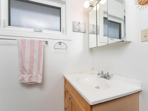 6816 100 Avenue, Edmonton, AB - Indoor Photo Showing Bathroom