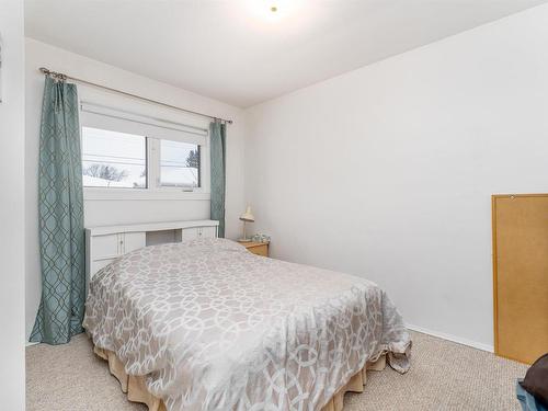 6816 100 Avenue, Edmonton, AB - Indoor Photo Showing Bedroom