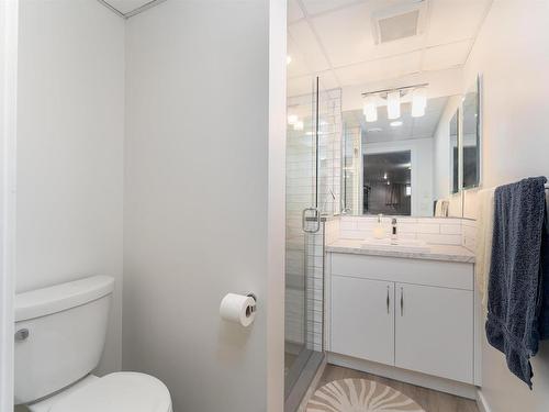 6816 100 Avenue, Edmonton, AB - Indoor Photo Showing Bathroom