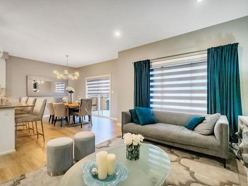 2306 Kelly Circle, Edmonton, AB - Indoor Photo Showing Living Room