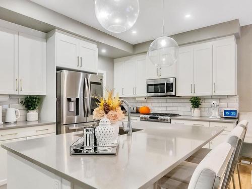 2306 Kelly Circle, Edmonton, AB - Indoor Photo Showing Kitchen With Upgraded Kitchen