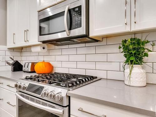 2306 Kelly Circle, Edmonton, AB - Indoor Photo Showing Kitchen