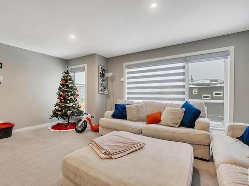 2306 Kelly Circle, Edmonton, AB - Indoor Photo Showing Living Room