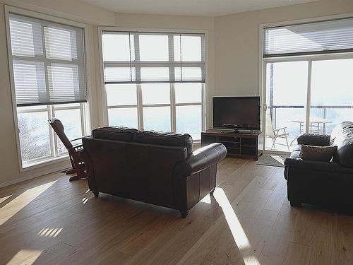 418 9507 101 Avenue Nw, Edmonton, AB - Indoor Photo Showing Living Room