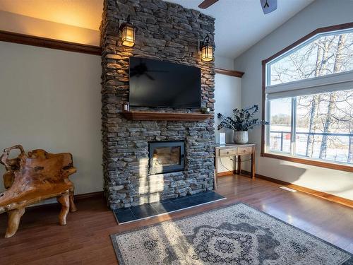 21 54514 Rge Rd 12, Rural Lac Ste. Anne County, AB - Indoor Photo Showing Kitchen