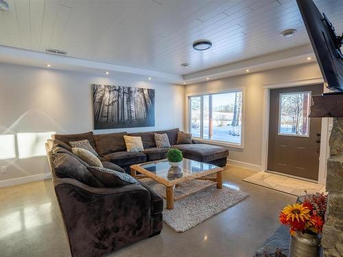 21 54514 Rge Rd 12, Rural Lac Ste. Anne County, AB - Indoor Photo Showing Living Room