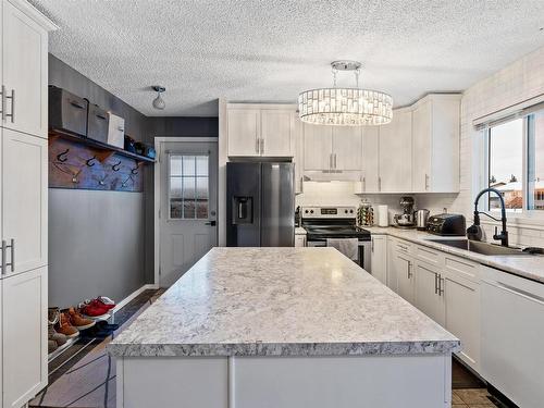 6009 52 Avenue, Cold Lake, AB - Indoor Photo Showing Kitchen With Upgraded Kitchen