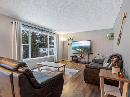 6009 52 Avenue, Cold Lake, AB - Indoor Photo Showing Living Room