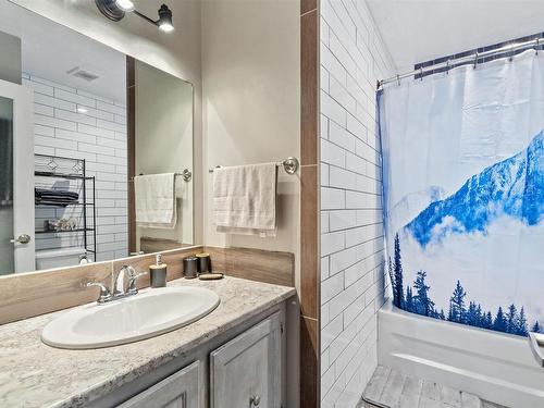 6009 52 Avenue, Cold Lake, AB - Indoor Photo Showing Bathroom