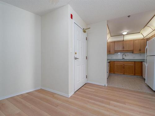 212 9926 100 Avenue, Fort Saskatchewan, AB - Indoor Photo Showing Kitchen